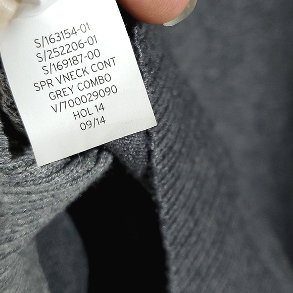 Gap Grey Knit Combo Long Sleeve V-Neck Sweater, Cotton/Rayon Mix - Size Medium - Picture 14 of 14